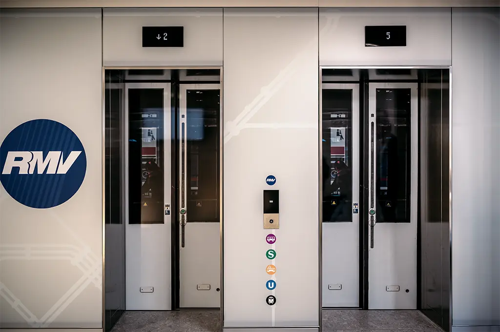 Die Aufzüge im RMV-Gebäude