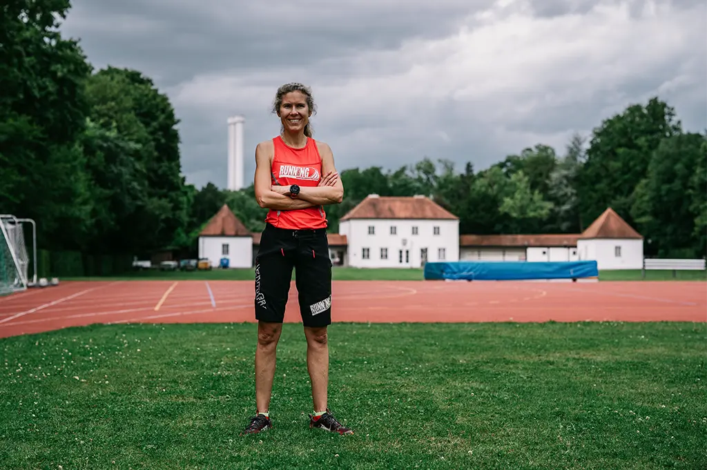 Binaca Meyer von der RUNNING Company beim Interview auf dem Trainingsgelände in München