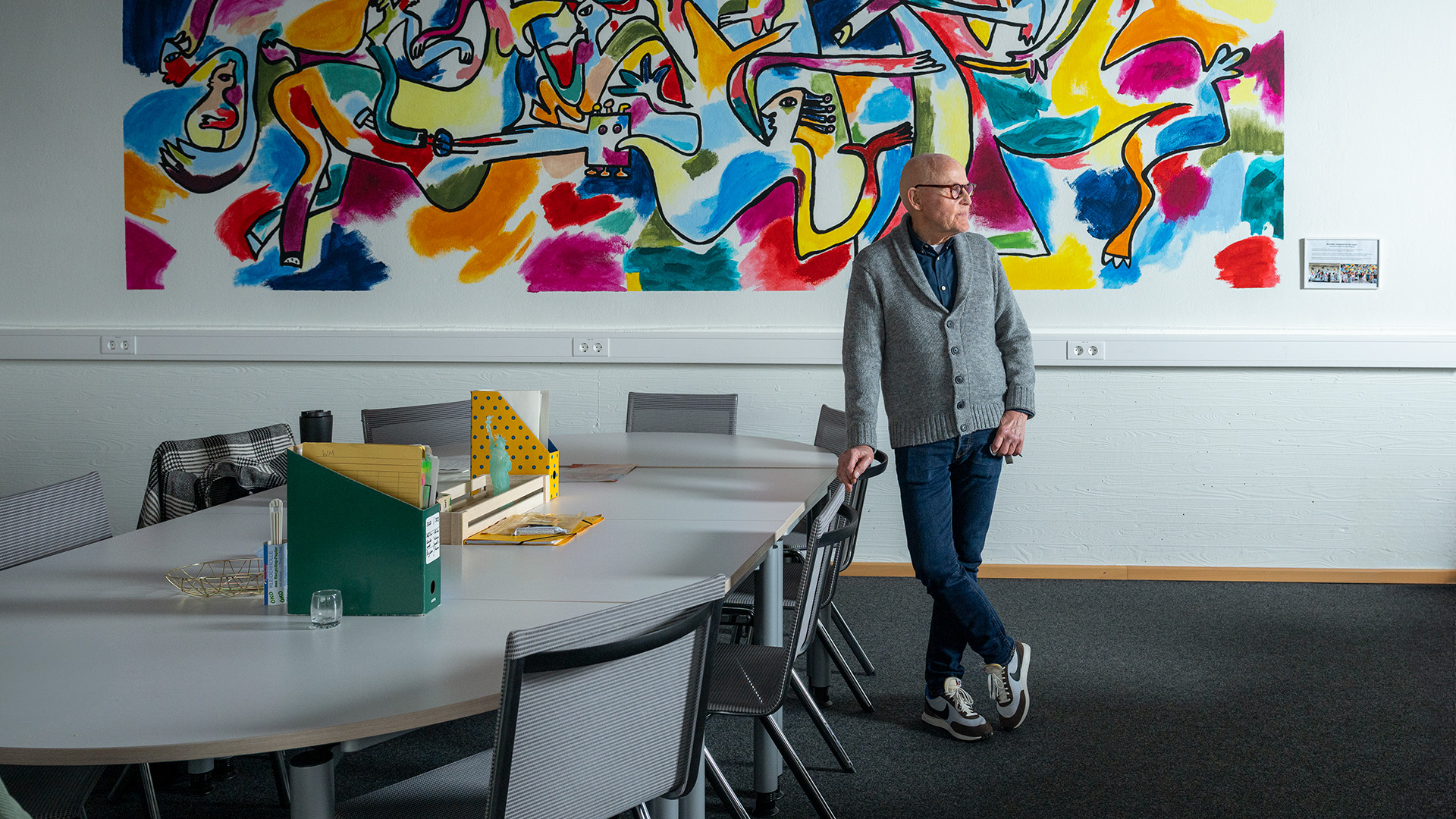 Peter Küsters, ein Lehrer von der Claus-von-Stauffenberg-Schule (CvSS) im Lehrerzimmer