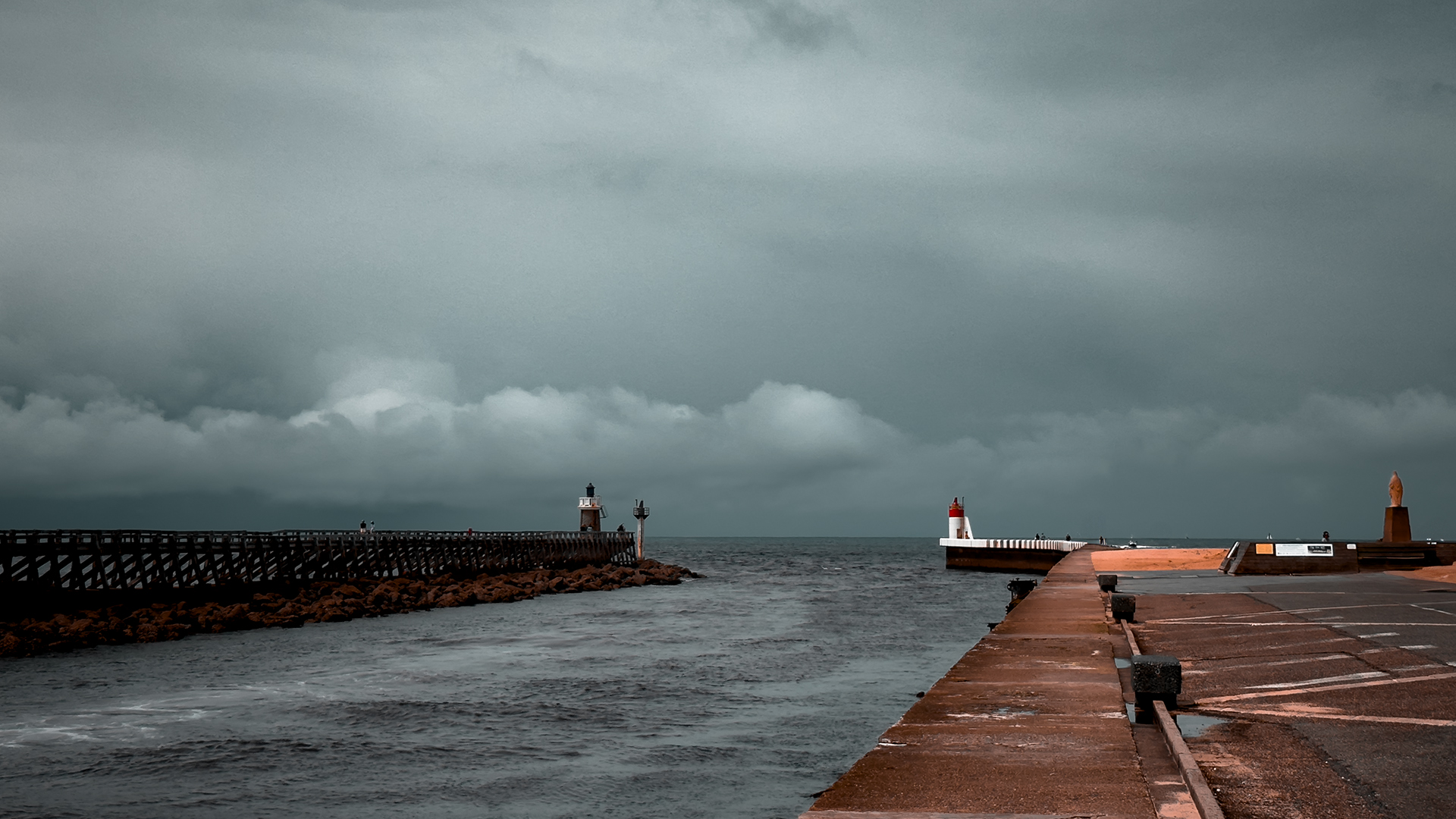 Zwei Leuchttürme am Hafeneingang von Capbreton an der französischen Atlantikküste bei stürmischem Wetter.