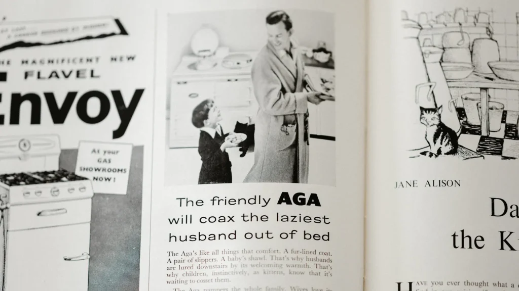 Retro-Werbung Klischee Foto von <a href="https://unsplash.com/de/@anniespratt?utm_content=creditCopyText&utm_medium=referral&utm_source=unsplash">Annie Spratt</a> auf <a href="https://unsplash.com/de/fotos/mann-und-frau-auf-buchseite-tONkfraSoiI?utm_content=creditCopyText&utm_medium=referral&utm_source=unsplash">Unsplash</a>
