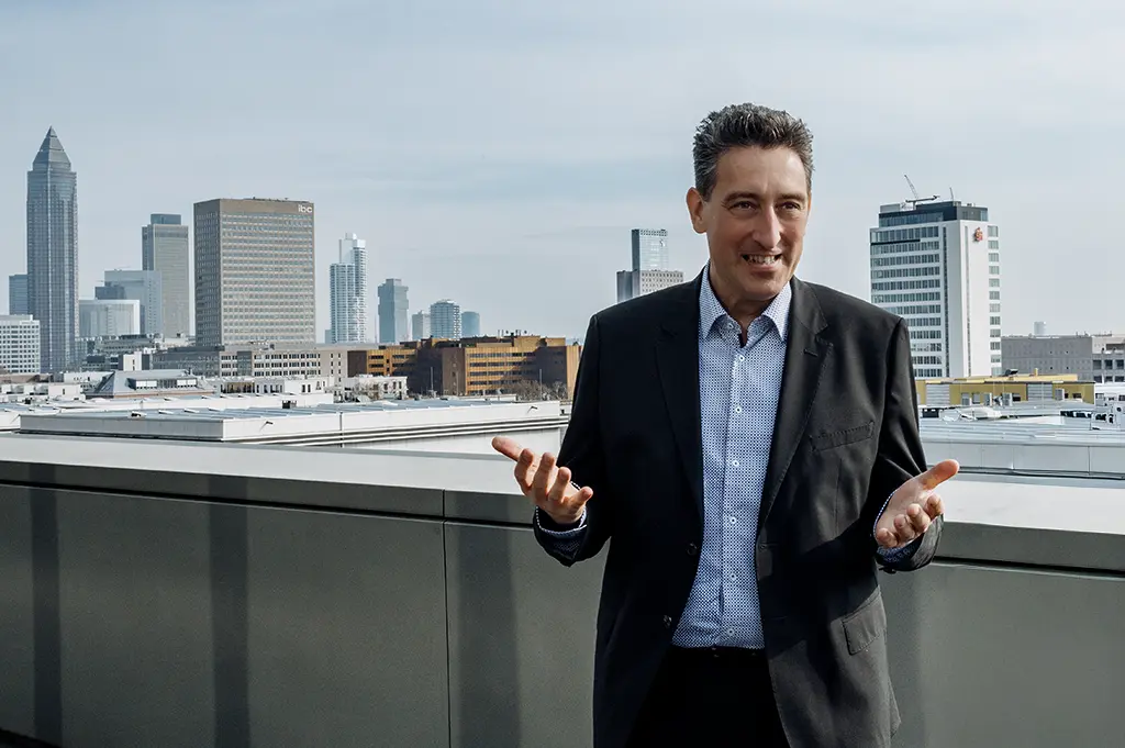 Dr. Michael Maxelon, Vorstand der Mainova AG vor der Frankfurter Skyline