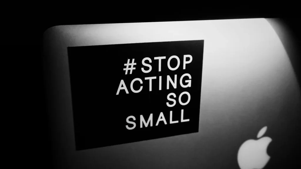 Motivierender Sticker mit Aufschrift #Stop Acting So Small auf Laptop der Firma Apple
Foto von Philippe Yuan auf Unsplash