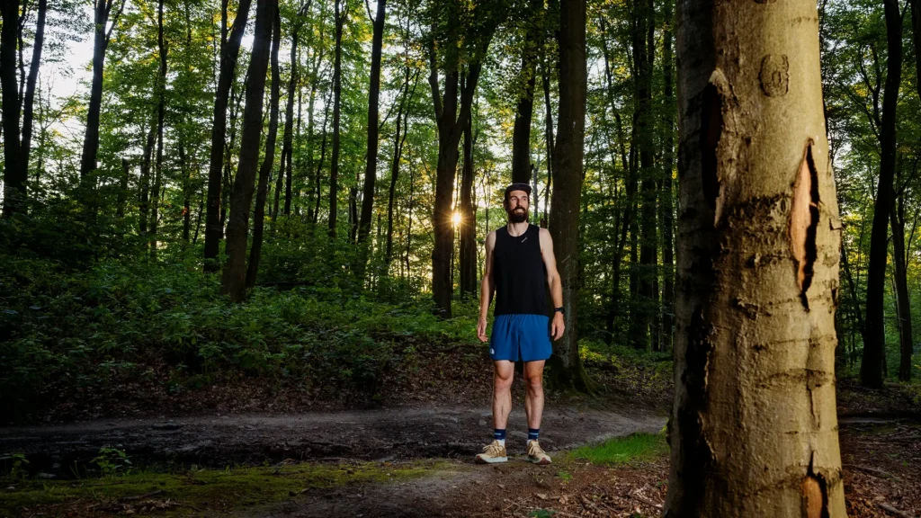 Trailrunner Jan Regenfuss auf seiner Heimstrecke im Taunus nahe Burg Frankenstein. Im Gespräch über Motivation und Tipps fürs Trailrunning.
