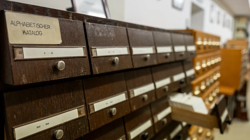 Alter alphabetischer Katalog im Institut für Sozialforschung in Frankfurt, mit geöffneten Schubladen.
