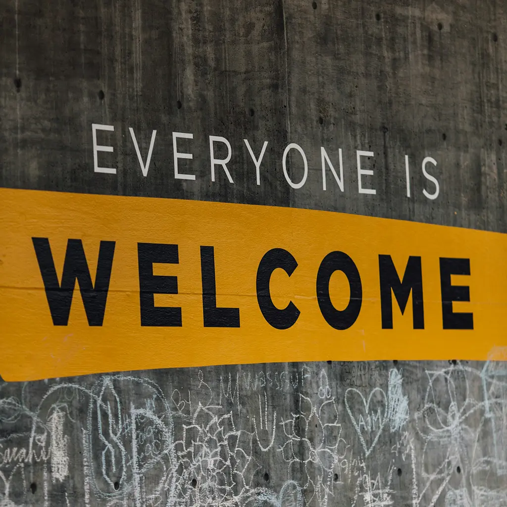 Wandbild mit Schriftzug „Everyone is Welcome“ als Symbol für Willkommenskultur, Integration und Flüchtlingsschutz in Deutschland, angelehnt an das Interview mit Pro Asyl