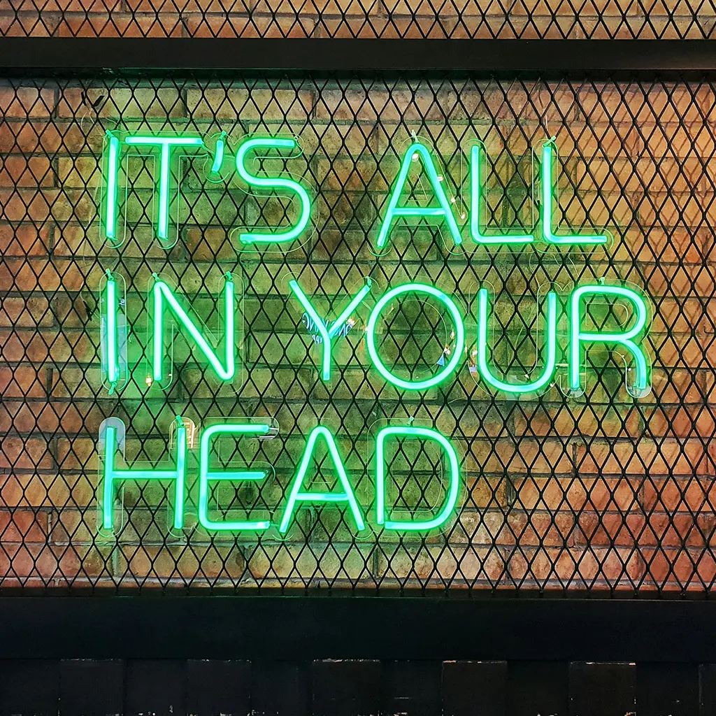 Zeigt eine grüne Leuchtschift "It's all in your Head", in Anspielung auf die Prioritätensetzung, ob man die Bushido VIP-Box kaufen sollte