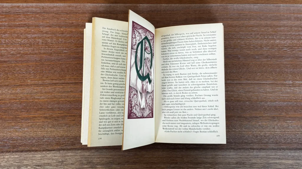 Buch "Die unendliche Geschichte" von Michael Ende auf einem Tisch – Symbol für Internetstörung, Offline-Zeit, Lesen ohne Internet und bewusste digitale Auszeit.