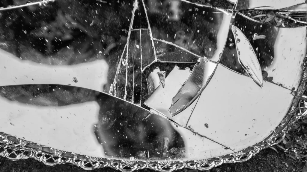 Symbolbild zerbrochener Spiegel. Sinnbild für Trauma, Identität und die zersplitterte Biografie von Haftbefehl in der Netflix-Doku