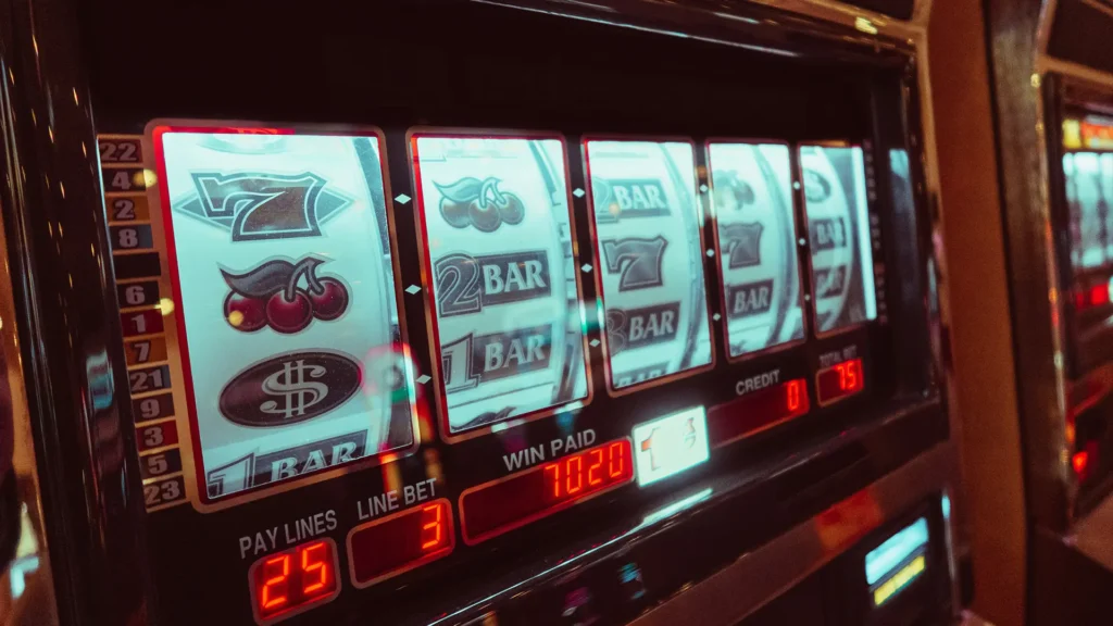 Slotmaschine mit blinkenden Symbolen als visuelle Metapher für die ständige Reizüberflutung durch digitale Medien und den algorithmischen Suchtfaktor sozialer Netzwerke.