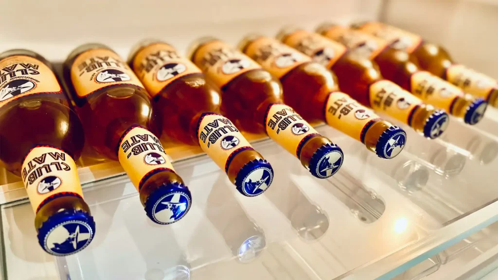 Club-Mate-Flaschen im Kühlschrank einer Studierenden-WG – Symbol für den Alltag in der Weihnachtsgeschichte über drei ungleiche WG-Mitglieder kurz vor Heiligabend.