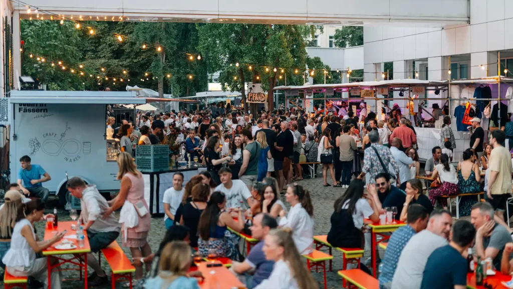 World Design Capital 2026 WDC 2026 hat einen eigenen Stand auf dem Festival El Barrio am Museum Angewandte Kunst (MAK) im Rahmen des Museumsuferfests. Angeboten werden verschiedene Workshops wie Hockerbau und Siebdruck. Aufgenommen am 24.08.2024