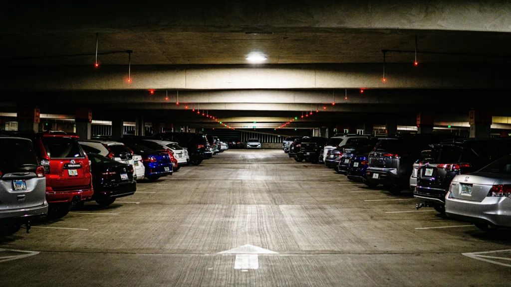 Tiefgarage mit zahlreichen geparkten Autos – Symbolbild für ungenutzte Fahrzeuge und das Potenzial geteilter Mobilität.