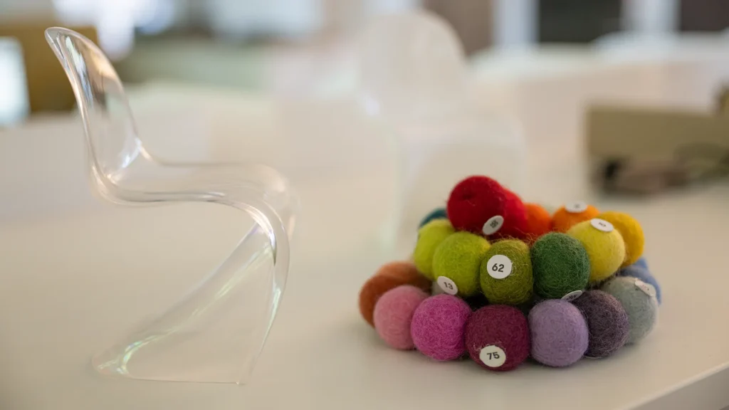 New Work Konzept bei i.s. design: Farb- und Materialauswahl für moderne Büroplanung und identitätsstiftende Arbeitsräume