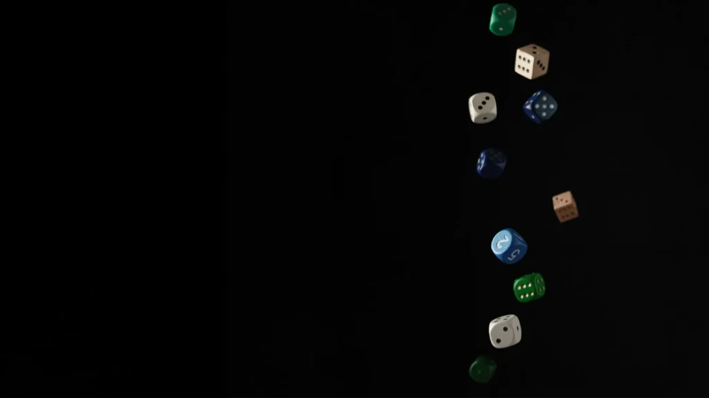 Schwebende Würfel vor schwarzem Hintergrund – Metapher für Wahlentscheidung und hoffentlich fehlenden bei der Kommunalwahl 2026.