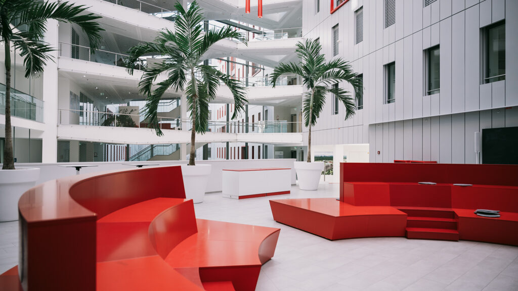 Innenbereich des HOLM Frankfurt, Standort des Start-ups Hydro Technology Motors, das Wasserstoffmotoren für klimafreundliche Nutzfahrzeuge entwickelt. andreakrupka.com