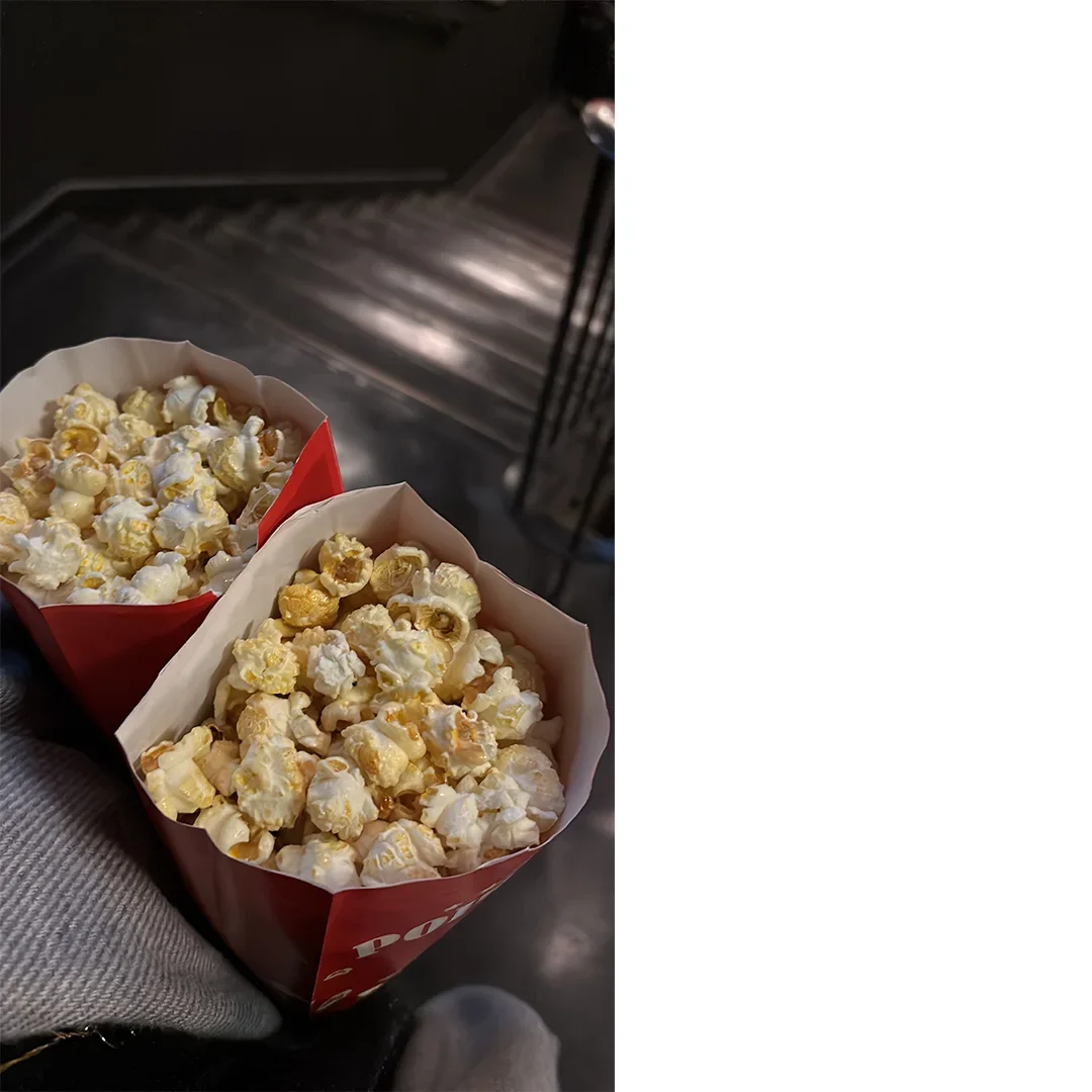 Popcorn im Kino vor der Vorstellung von „Good Luck, Have Fun, Don’t Die“ – klassisches Kinoerlebnis zum Sci-Fi-Film