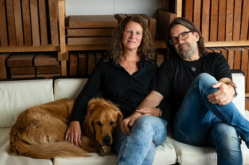 Cracker, Ingrid Huber, Nik Huber v.l.n.r. in der Werkstatt von Nik Huber Guitars