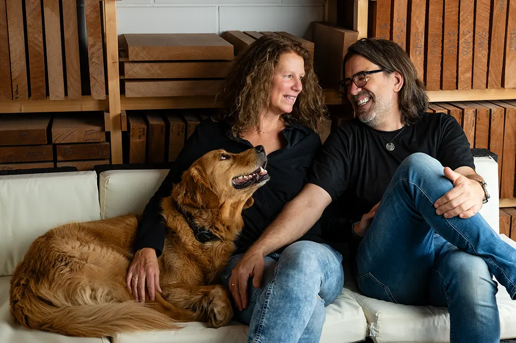 Cracker, Ingrid Huber, Nik Huber v.l.n.r. in der Werkstatt von Nik Huber Guitars