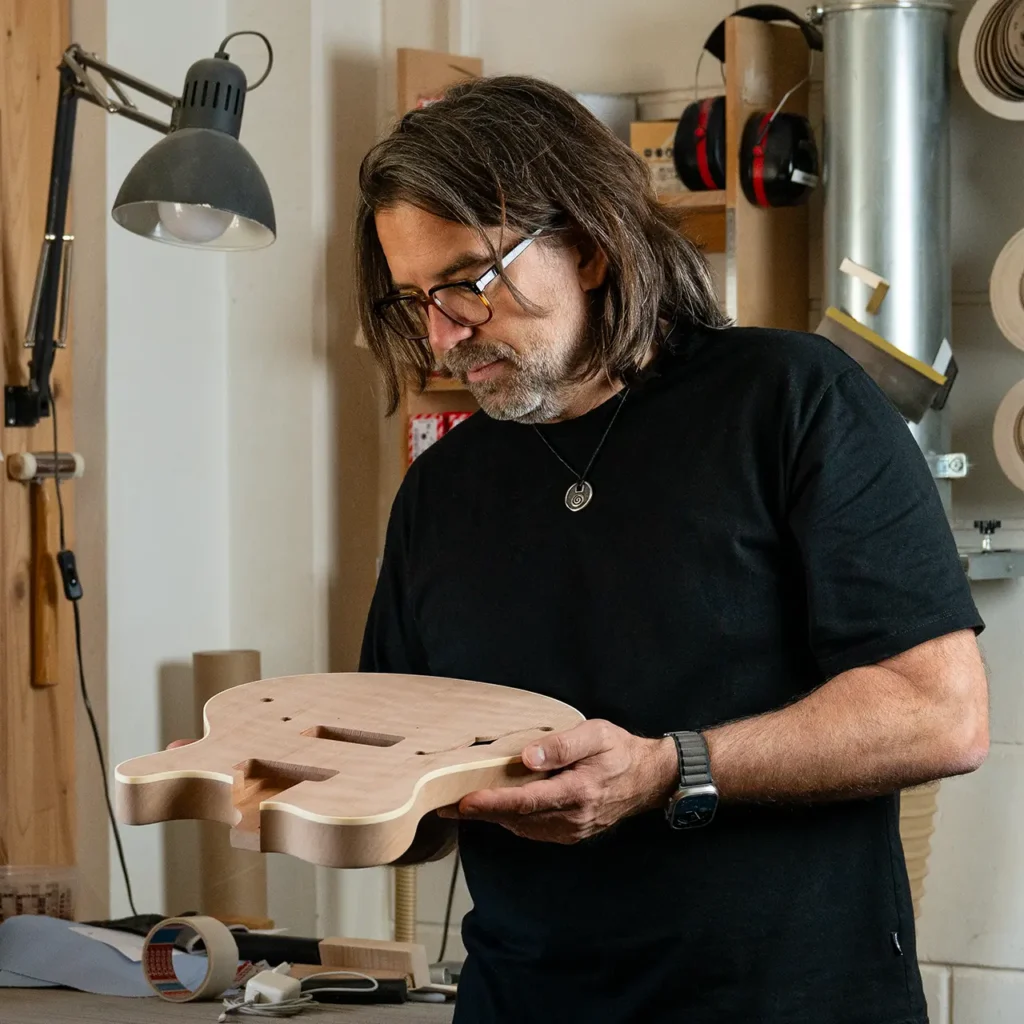 Nik Huber in der Werkstatt