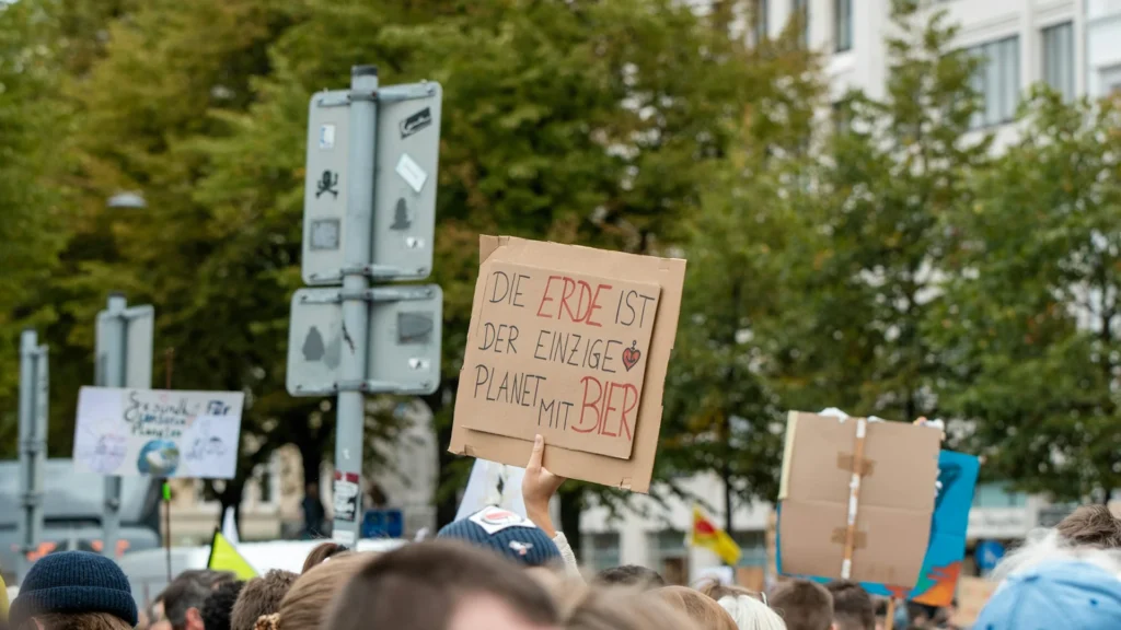 Jugendliche bei Demonstration mit Plakaten – Symbolbild für Sorgen und Engagement laut SINUS-Jugendstudie