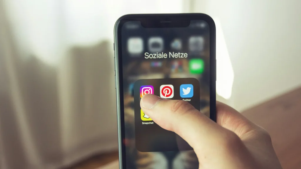 Altersbeschränkung auf Social Media: Smartphone mit Instagram, Snapchat und Twitter Apps