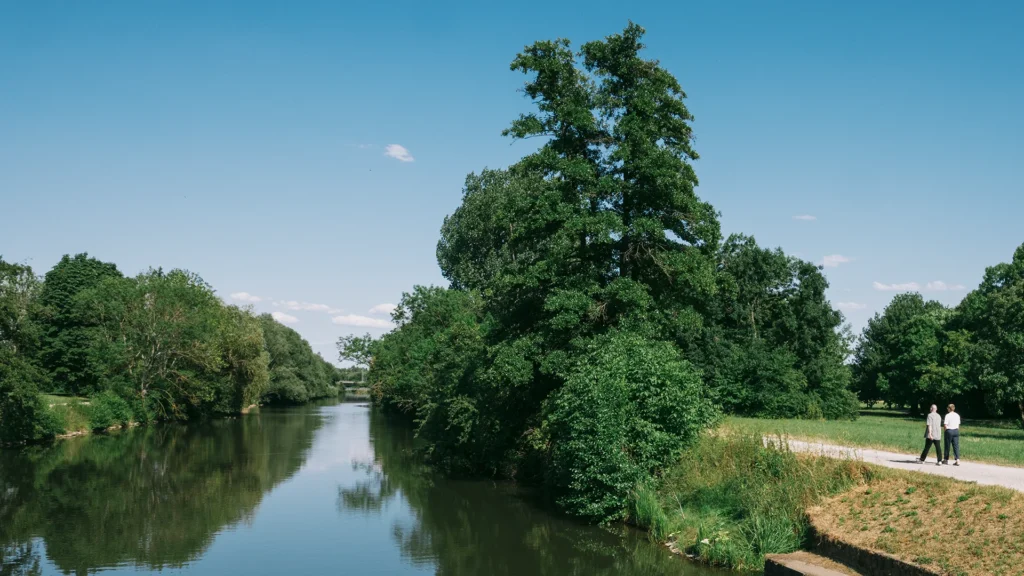 Oli und Max, die Gründer von machsneu und bürobi sprechen beim Spaziergang am Fluss über nebenberuflich selbstständig machen und Business-Aufbau