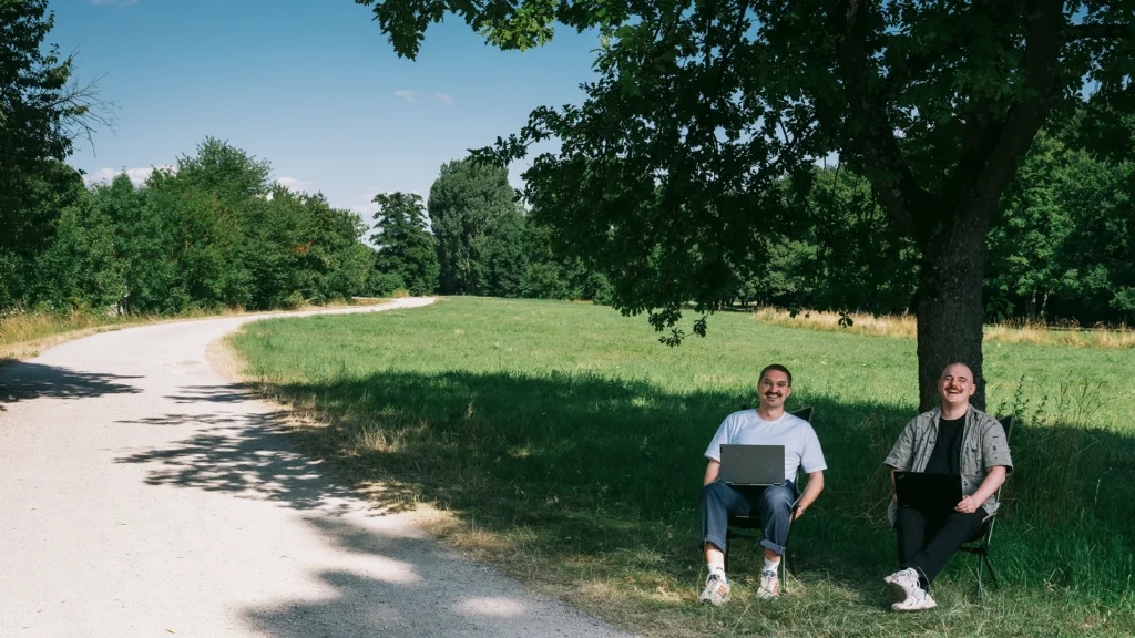 Oli und Max, die Gründer von BüROKI und machsneu, in Campingstühlen mit Laptop im Gespräch über ihr Startup und das nebenberuflich selbstständig sein. hello@andreakrupka.com