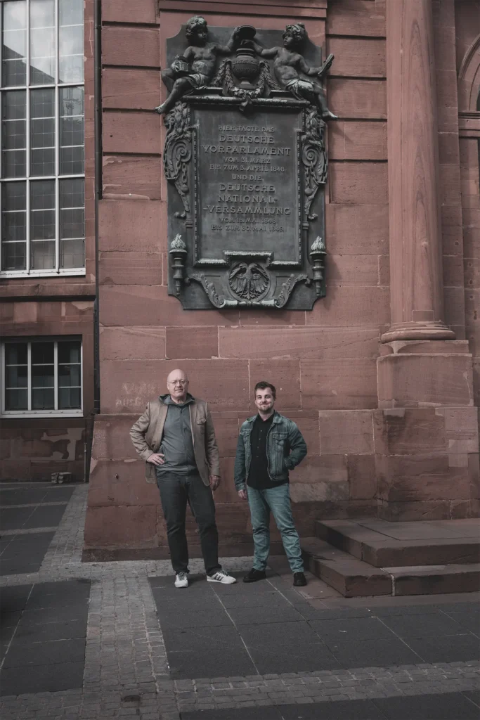 Peter Michalzik und der Regisseur Maxime Mourot vor der Paulskirche, Frankfurt