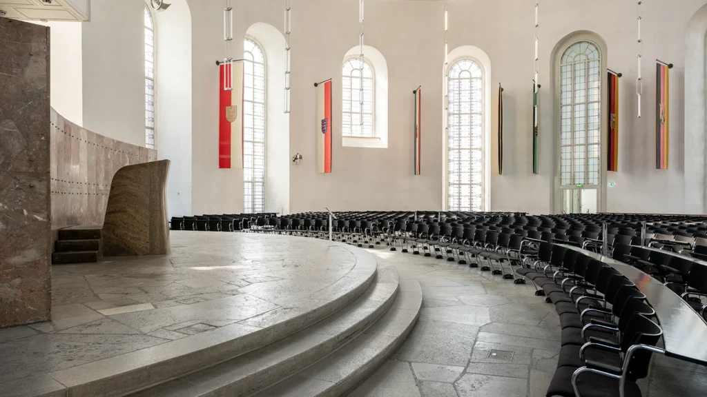 Innenraum der Frankfurter Paulskirche mit Bühne und Sitzreihen als Spielort der Passionsspiele der Demokratie.