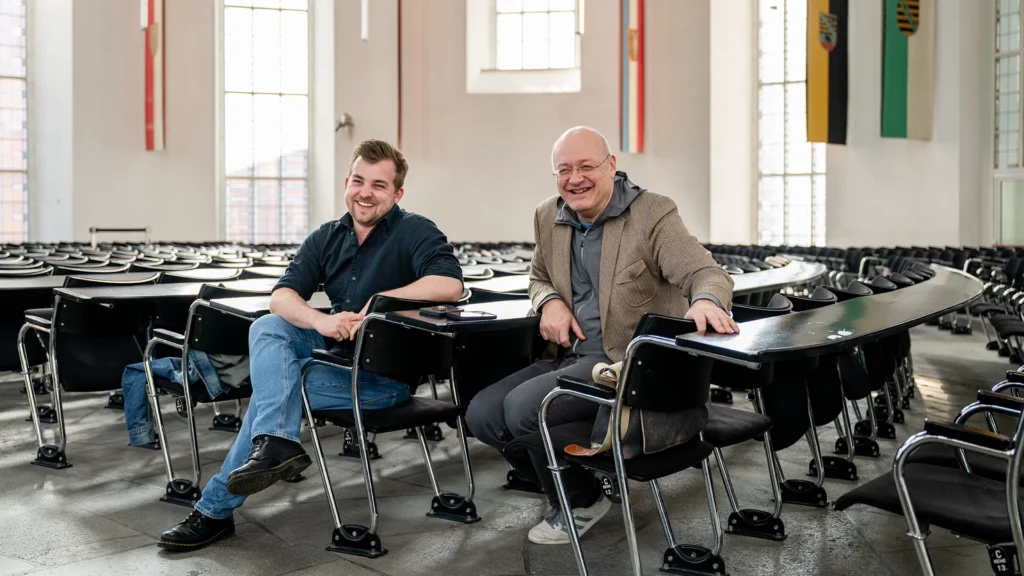 Maxime Mourot (links) und Peter Michalzik (rechts) in der Frankfurter Paulskirche, Veranstaltungsort der Passionsspiele der Demokratie.