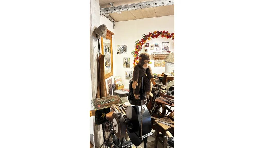 Plüschaffe auf einer historischen Schleifmaschine im Erlebnis-Museum der Schleiferei Rief in Tirol