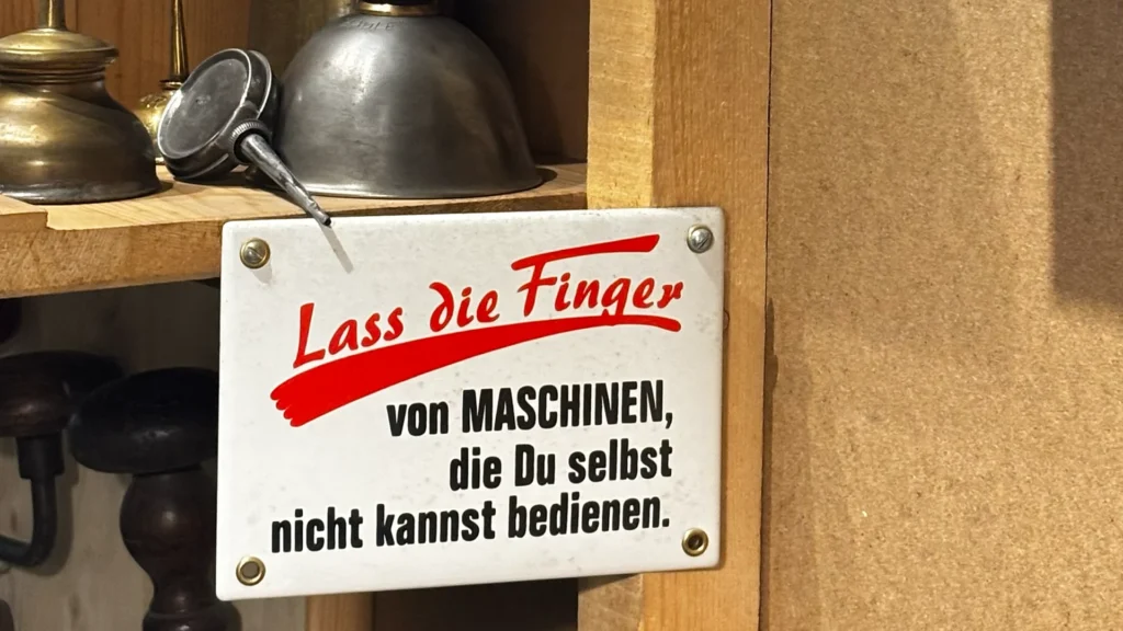Hinweisschild in der Werkstatt der Schleiferei Rief in Tirol