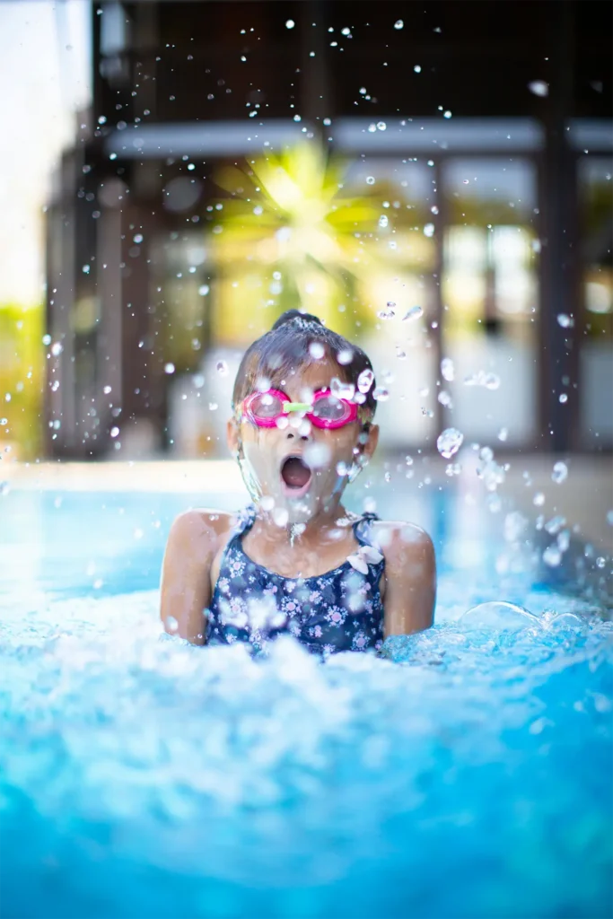 Kind mit Schwimmbrille im Wasser als Symbol für Sprunginnovation