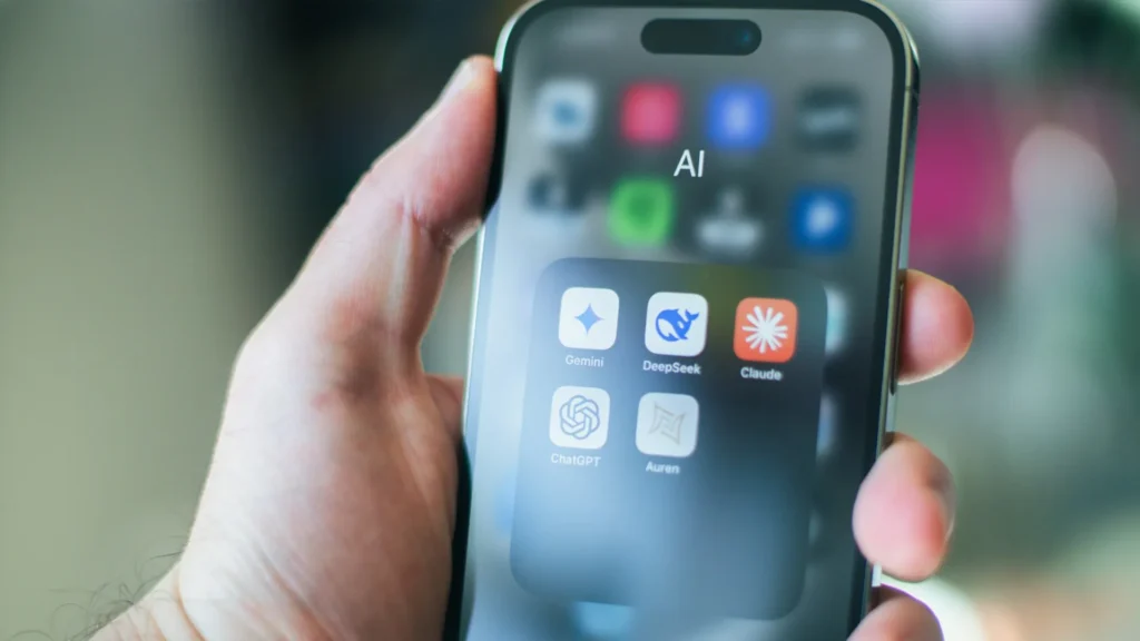 Smartphone mit verschiedenen KI-Apps wie ChatGPT, Gemini, Claude und DeepSeek. Symbol für die Frage, wie künstliche Intelligenz unser Denken beeinflusst.