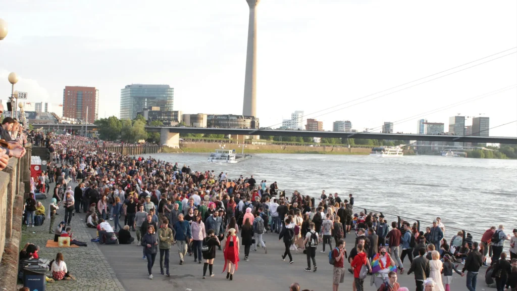 Besuchermenge am Rhein in Düsseldorf, Cosplay-Fans beim Japan-Tag nahe Little Tokyo